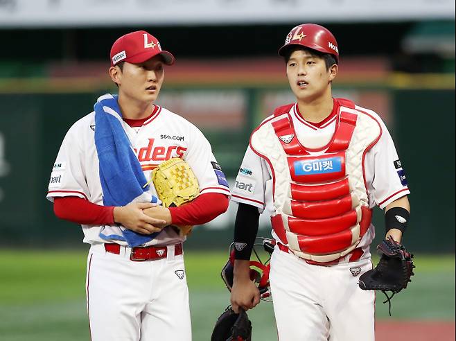 23일 인천 SSG전에 앞서 대화하는 투수 김건우(왼쪽)와 포수 조형우. SSG 제공