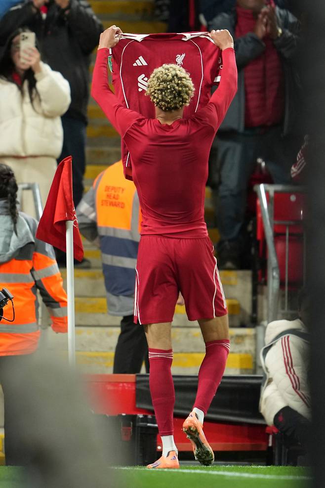 리버풀 위고 에키티케가 득점 후 유니폼을 벗어 경고 누적으로 퇴장당했다. 사진=AP 연합뉴스