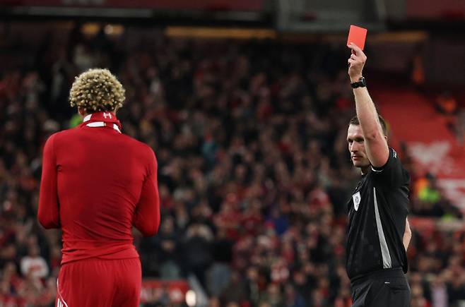 리버풀 위고 에키티케가 득점 후 유니폼을 벗어 경고 누적으로 퇴장당했다. 사진=로이터 연합뉴스