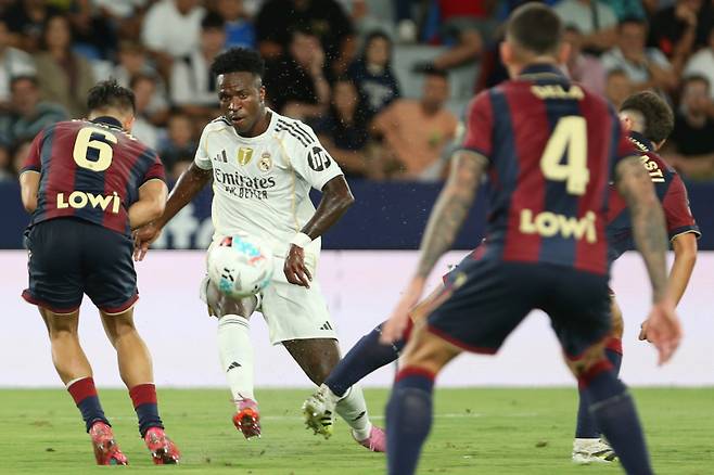 <yonhap photo-1539="">레알 비니시우스(왼쪽 두 번째)가 24일 레반테와의 2025~26 라리가 6라운드 중 오른발 아웃프런트 슈팅으로 선제골을 넣는 장면. AP=연합뉴스</yonhap>