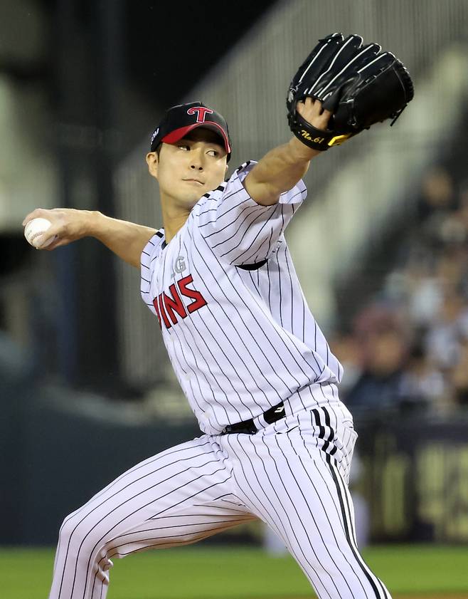 2025 KB0리그 프로야구 LG트윈스와 한화이글스의 경기가 28일 오후 서울 잠실야구장에서 열렸다. 6회초 백승현이 구원 등판해 역투하고 있다. 잠실=김민규 기자 mgkim1@edaily.co.kr /2025.05.28/