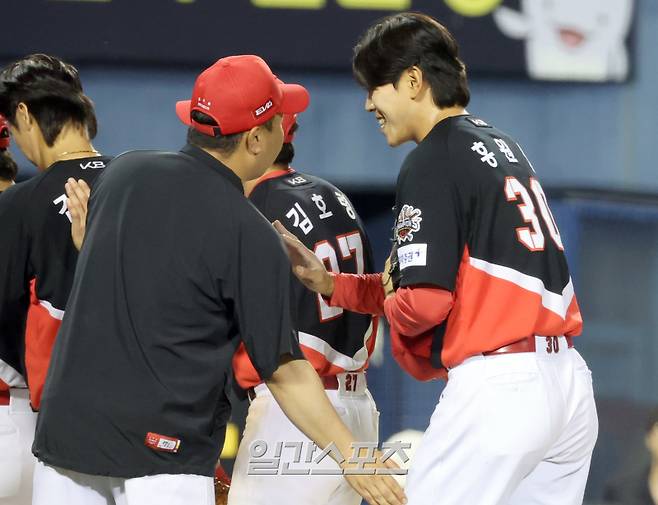 지난 6월 3일 잠실 두산전을 마친 뒤 홍원빈을 격려하는 이범호 감독. 잠실=정시종 기자