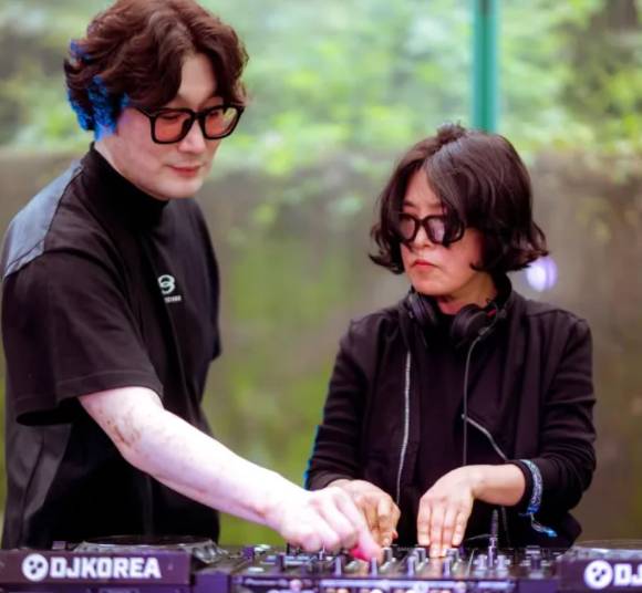 이선희는 '울트라 코리아 2025'에서 DJ로 변신해 무대를 선보였다. [사진=울트라 코리아 공식 인스타그램]