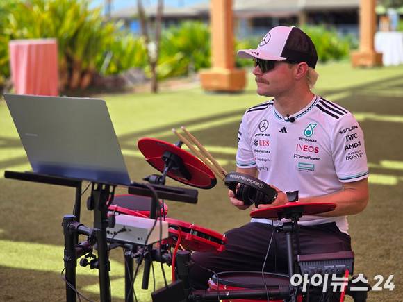 23일(현지시간) 마우이 하얏트 리젠시 리조트&스파 내 마련된 스냅드래곤 사운드스테이지에서 메르세데스-AMG 페트로나스 F1 팀 소속 리저브 드라이버 발테리 보타스가 스냅드래곤X 엘리트가 탑재된 노트북을 통해 전자드럼을 연주하고 있는 모습. [사진=안세준 기자]