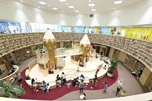 달성 어린이숲도서관 내 인기 공간 ‘모험가의 성’이 가족 단위 방문객들로 붐비며 활기를 띠고 있다 [사진=달성군]