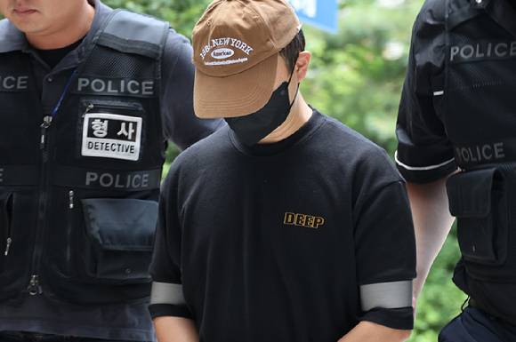 남편의 신체 중요 부위를 절단한 50대 여성의 범행에 가담한 30대 사위가 지난달 2일 구속 전 피의자 심문(영장실질심사)이 열리는 인천지법에 들어서고 있다. [사진=연합뉴스]