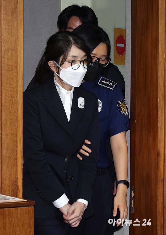 윤석열 전 대통령의 배우자 김건희 여사가 24일 서울 서초동 서울중앙지법에서 열린 김 여사의 특정범죄가중처벌법상 알선수재 및 자본시장법·정치자금법 위반 등 사건 첫 재판에 출석하고 있다. [사진=사진공동취재단]