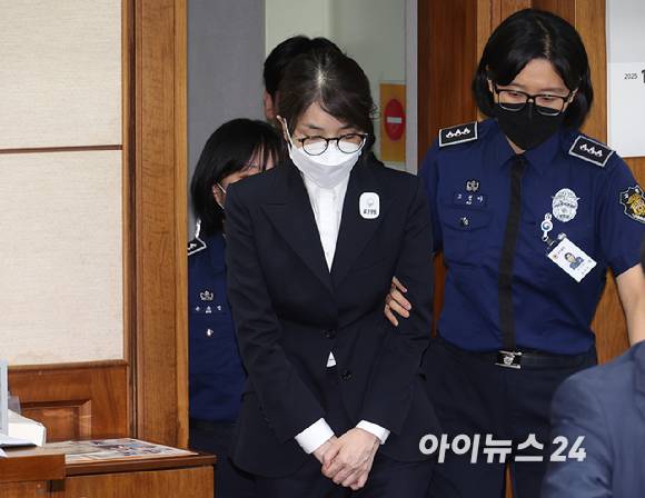 윤석열 전 대통령의 배우자 김건희 여사가 24일 서울 서초동 서울중앙지법에서 열린 김 여사의 특정범죄가중처벌법상 알선수재 및 자본시장법·정치자금법 위반 등 사건 첫 재판에 출석하고 있다. [사진=사진공동취재단]