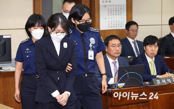 윤석열 전 대통령의 배우자 김건희 여사가 24일 서울 서초동 서울중앙지법에서 열린 김 여사의 특정범죄가중처벌법상 알선수재 및 자본시장법·정치자금법 위반 등 사건 첫 재판에 출석하고 있다. [사진=사진공동취재단]