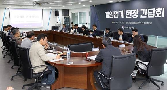 24일 판교 글로벌게임허브센터에서 최휘영 문화체육관광부 장관과 게임업계의 간담회가 열리고 있다. [사진=문화체육관광부]