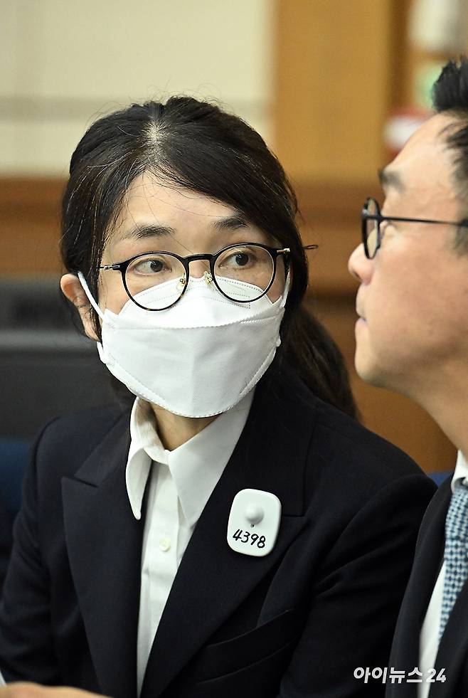 윤석열 전 대통령의 배우자 김건희 여사가 24일 서울 서초동 서울중앙지법에서 열린 김 여사의 특정범죄가중처벌법상 알선수재 및 자본시장법·정치자금법 위반 등 사건 첫 재판에 출석하고 있다. [사진=사진공동취재단]