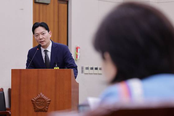 박상용 검사가 지난 22일 국회 법제사법위원회 청문회에서 서영교 더불어민주당 의원의 질의에 답하고 있다. [뉴스1]