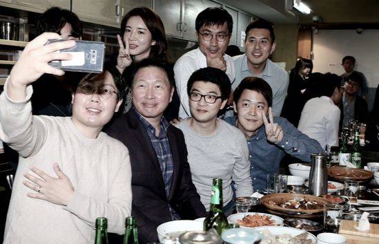 최태원 SK그룹 회장이 지난 2019년 직원들과 번개 '행복토크'를 열었다. 그는 한 해 100번의 행복토크를 했는데, SK는 원래 상사와 1대 1로 격의없이 대화하는 원온온 문화가 있다. [사진 SK그룹]