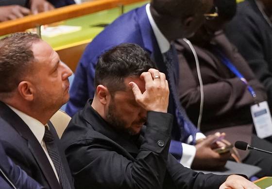 볼로디미르 젤렌스키 우크라이나 대통령이 23일(현지시간) 미국 뉴욕에서 열린 제80차 유엔총회에서 도널드 트럼프 미국 대통령의 연설을 들으며 머리를 움켜쥐고 있다. 로이터=연합뉴스