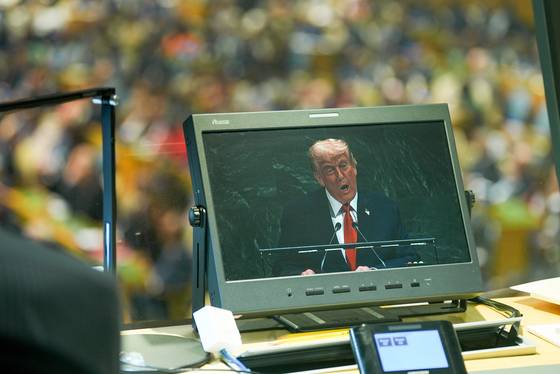 도널드 트럼프 미국 대통령이 23일(현지시간) 유엔본부에서 열린 제80차 유엔총회 연설을 하는 모습이 화면에 나타나고 있다. AP=연합뉴스