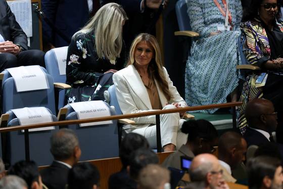 멜라니아 트럼프 여사가 23일(현지시간) 미국 뉴욕 유엔본부에서 열린 제80차 유엔총회에 참석해 트럼프 대통령의 연설을 듣고 있다. 멜라니아 여사 옆엔 '한국'이라는 표시가 된 의자가 비어있다. 로이터=연합뉴스