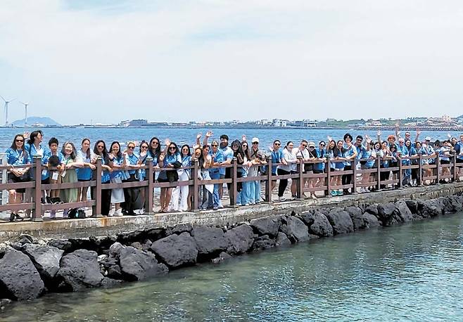 ‘제주와의 약속’ 주요 이벤트인 ‘제주와 함께하는 마음의 고향 여행’에 나선 입양인들이 지난 6월 8일부터 11일까지 제주를 여행하며 체험활동을 하고 사진을 남기고 있다.