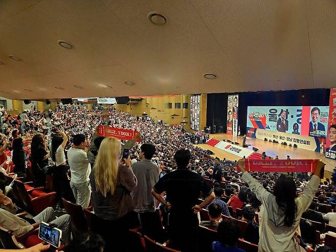 8월 12일 국민의힘 전당대회 부·울·경 합동연설회에서 찬탄파인 조경태 당대표 후보자가 발언하자 당원들이 손으로 X자를 표시하거나 ‘윤어게인’ 현수막을 들어 올리며 야유하고 있다. 신수민 기자