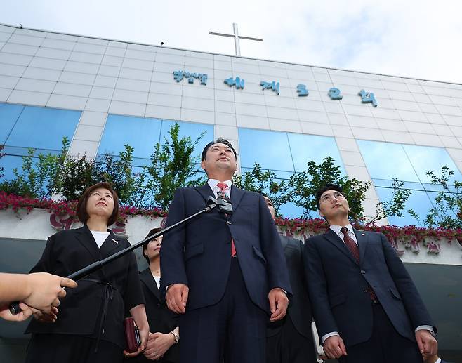 장동혁 국민의힘 대표가 지난 14일 오전 부산 강서구 세계로교회 예배에 참석하기 전 취재진 질문에 답하고 있다. 국민의힘 지도부는 이날 부산 첫 방문 일정으로 최근 구속된 손현보 목사가 담임목사로 있는 세계로교회 예배에 참석했다. 손 목사는 개신교계 단체인 ‘세이브코리아’를이끌며 윤석열 전 대통령의 탄핵 반대 집회를 주도하기도 했다. [연합뉴스]