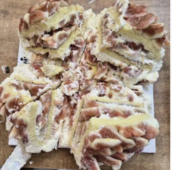 고객이 '자동으로 케이크가 잘렸다'며 보내온 사진. 사진 온라인 커뮤니티 캡처