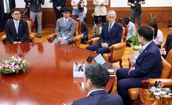 우원식 국회의장이 24일 오전 서울 여의도 국회에서 천대엽 법원행정처장의 예방을 받으며 발언을 하고 있다. 뉴시스