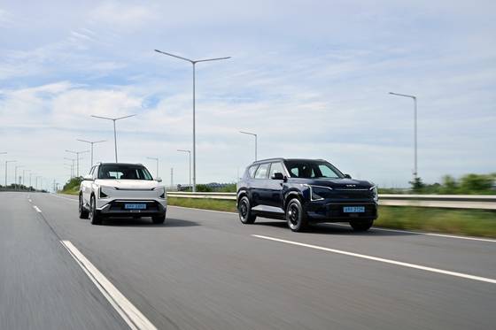 기아가 준중형 전기 스포츠유틸리티차(SUV) EV5를 출시했다. 넓은 실내 공간과 2열 탑승자를 배려한 편의 시설 등이 특징이다. 사진 기아