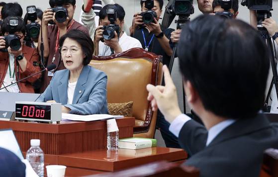 추미애 국회 법사위원장이 24일 오후 국회에서 열린 법사위 전체회의를 진행하며 국민의힘 나경원, 곽규택 의원과 언쟁하고 있다. 김성룡 기자