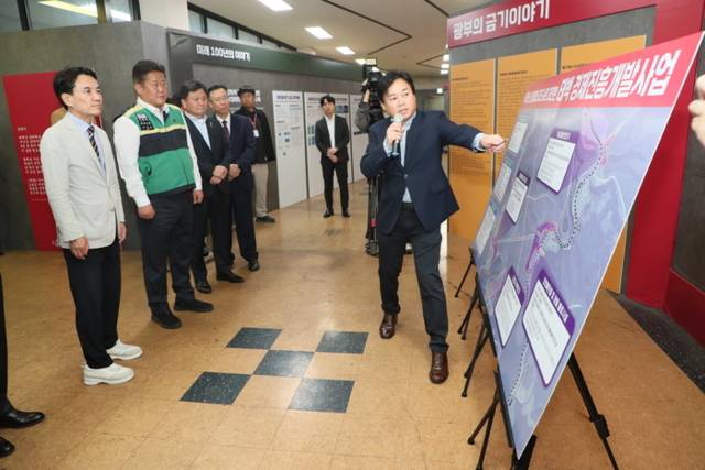 ▲ 김진태 강원도지사가 24일 태백시를 방문해 ‘조기폐광지역 경제진흥사업’ 추진상황을 점검하고 있다. 강원도 제공