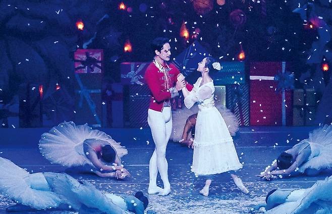 장선희 세종대 무용과 명예교수의 ‘호두까기 인형 인 서울’(2023년 공연)에서 남녀 주역이 처음 만나는 장면들. ﻿ 장선희발레단 제공