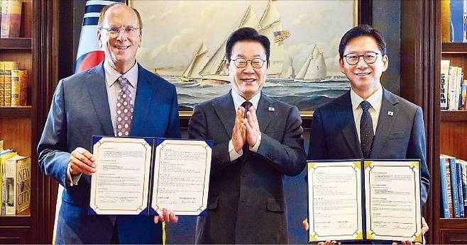 과학기술정보통신부와 세계 최대 자산운용사인 블랙록이 인공지능(AI)산업의 글로벌 협력을 위한 양해각서(MOU)를 22일(현지시간) 체결했다. 이재명 대통령과 래리 핑크 블랙록 회장(왼쪽), 배경훈 과기정통부 장관이 MOU 체결 이후 기념촬영하고 있다.  연합뉴스