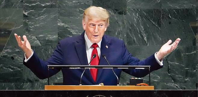 < “내 덕에 美 황금기” > 도널드 트럼프 미국 대통령이 23일 유엔 총회에서 연설하고 있다.  AFP연합뉴스