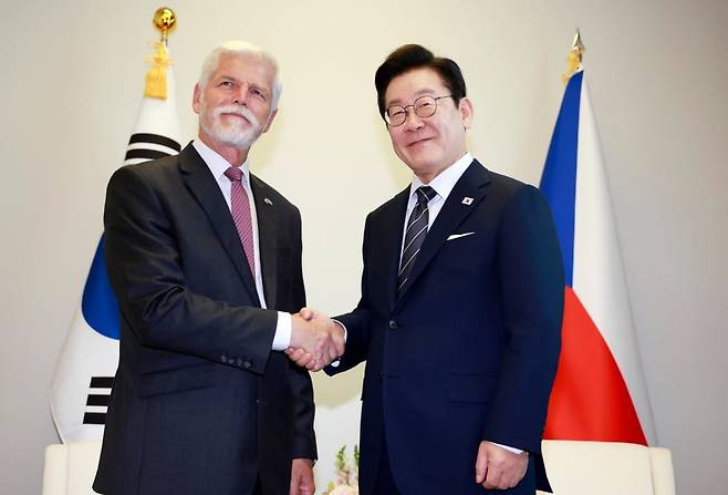 이재명 대통령과 페트르 파벨 체코 대통령이 23일(현지시간) 미국 뉴욕 유엔본부에서 정상회담에 앞서 악수하고 있다. 사진=연합뉴스