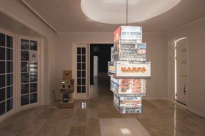 이태원 일대의 간판을 직접 촬영한 사진을 한지를 활용해 인화해 만든 이규한 작가의 ‘이태원 간판 조명 7-1-25’. /Welt