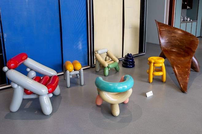 장 프루베의 가구와 어우러진 풍선을 활용해 만든 양승진 작가의 의자. /디뮤지엄