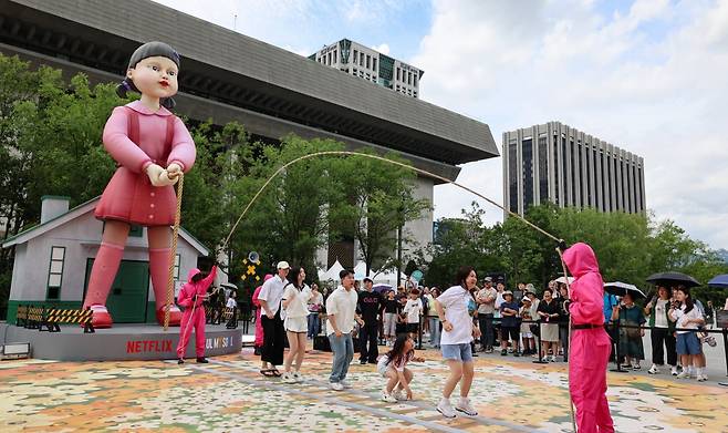 30일 서울 광화문광장에서 2025 K콘텐츠 서울여행주간을 맞아 열린 오징어게임 팝업 광화문 행사에서 시민과 외국인 관광객들이 단체줄넘기 게임을 즐기고 있다.2025.06.30 사진=한경 최혁 기자
