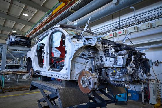 A car is crushed for recycling at BMW’s Recycling and Dismantling Center on the outskirts of Munich [BMW KOREA]