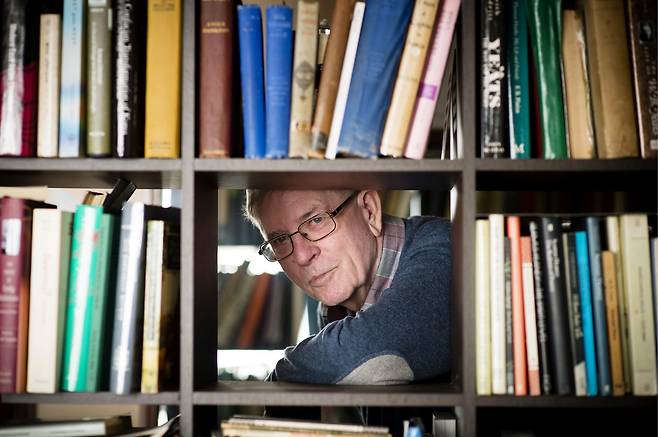 The late Kevin Laurence O'Rourke, an Irish Catholic priest and scholar who has translated more than 2,000 Korean literary works into English, poses for a picture during an interview with Monthly JoongAng at his home in Dongdaemun District, Seoul, on Dec. 12, 2016. [JOONGANG ILBO]