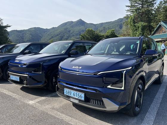 Kia EV5 SUVs are parked at a cafe in Gapyeong, Gyeonggi. [SARAH CHEA]