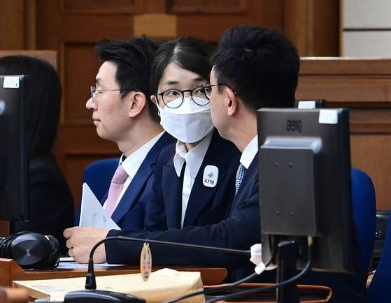 Kim Keon Hee, wife of impeached former President Yoon Suk Yeol, attends her first trial at the Seoul Central District Court in Seocho District, southern Seoul, on Sept. 24. [JOINT PRESS CORPS]