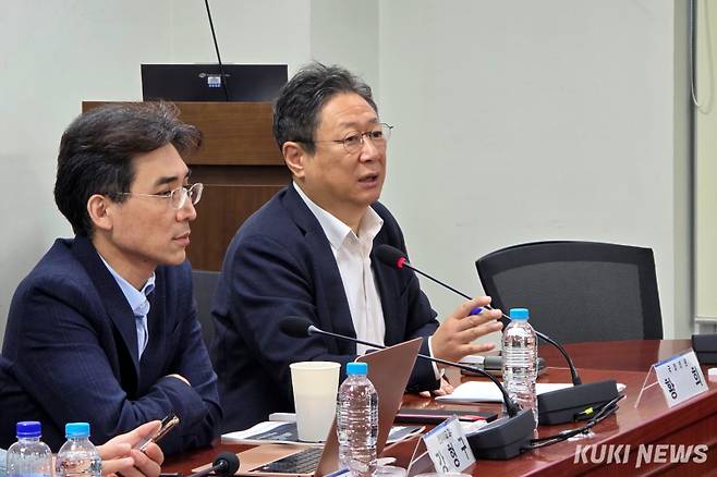 황희 더불어민주당 의원이 24일 서울 여의도 국회 의원회관에서 열린 ‘방위산업 생태계와 수출 지원 전략’ 토론회에서 개회사를 하고 있다. 김건주 기자