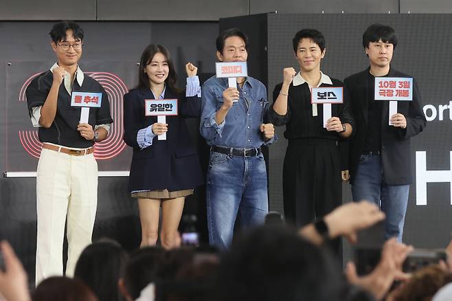 배우 조우진(왼쪽부터), 황우슬혜, 박지환, 이규형, 라희찬 감독이 18일 부산 해운대구 우동 영화의전당에서 열린 제30회 부산국제영화제 ‘보스’ 오픈토크에서 팬들에게 인사하고 있다. 연합뉴스