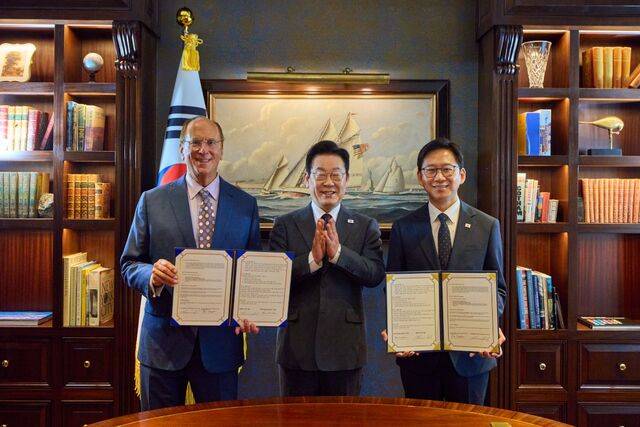 유엔총회 참석차 미국을 방문한 이재명 대통령이 22일(현지시간) 뉴욕의 한 호텔에서 인공지능(AI)산업 글로벌 협력을 위한 양해각서(MOU)를 체결한 뒤 래리 핑크 세계경제포럼(WEF) 의장 겸 블랙록 회장, 배경훈 과학기술정보통신부 장관과 기념촬영을 하고 있다. 연합뉴스