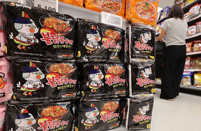 서울 시내 한 대형마트에 진열된 불닭볶음면. 연합뉴스