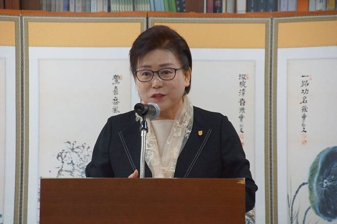 이경은 경남성시화운동본부 대표회장이 호주선교사 묘원 및 호주선교기념관 건립 감사패 증정식에서 축사를 하고 있다. 이 대표회장은 “선교 사업과 기념관 건립에 대한 감사를 표하며 이러한 헌신이 자랑스러운 역사를 만들었다”고 말했다.