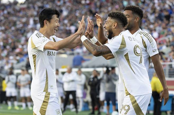 LAFC의 손흥민과 데니스 부앙가가 지난 13일(현지시간) 새너제이 어스퀘이크스전에서 득점을 합작한 뒤 기뻐하고 있다. 로이터연합뉴스