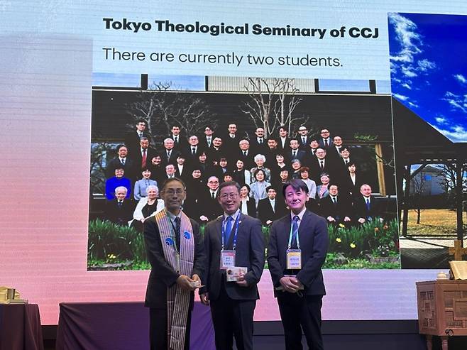 나까에 케이스케(왼쪽 첫 번째) CCJ 총회장과 이종화(왼쪽 두 번째) 기장 총회장이 24일 강원도 홍천 비발디파크에서 기념사진을 촬영하고 있다.