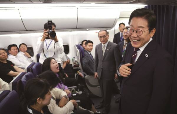 ▲캐나다 주요 7개국(G7) 정상회의를 마친 이재명 대통령이 지난 6월18일 서울공항을 향하는 공군 1호기에서 기자들과 G7 관련 대화를 하고 있다. 이 대통령은 캘거리 공항 이륙 후 기자단을 찾아 간단한 질의 응답 시간을 가졌다. ⓒ연합뉴스