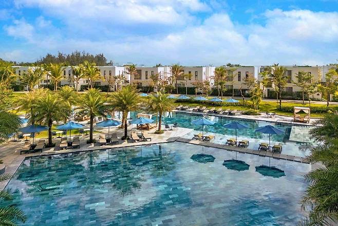 윈덤 호이안 로얄 비치프론트 리조트 & 빌라의 야외 수영장 / 사진=호텔스닷컴