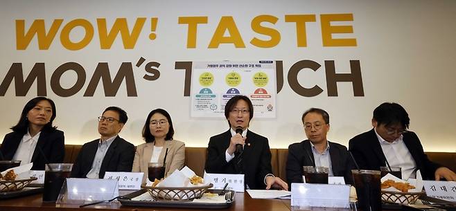 주병기 공정거래위원장(왼쪽 네 번째)이 23일 서울 마포구의 한 패스트푸드 매장에서 가맹점주들과 간담회를 갖고 있다. [김호영 기자]