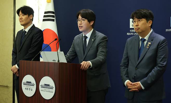 하정우 AI미래기획수석이 22일(현지시간) 미국 뉴욕 한 호텔의 한국프레스센터에서 이재명 대통령의 세계경제포럼 의장 접견 관련 브리핑을 하고 있다. 왼쪽부터 김우창 국가AI정책비서관, 하 수석, 더불어민주당 차지호 의원. [사진 = 연합뉴스]